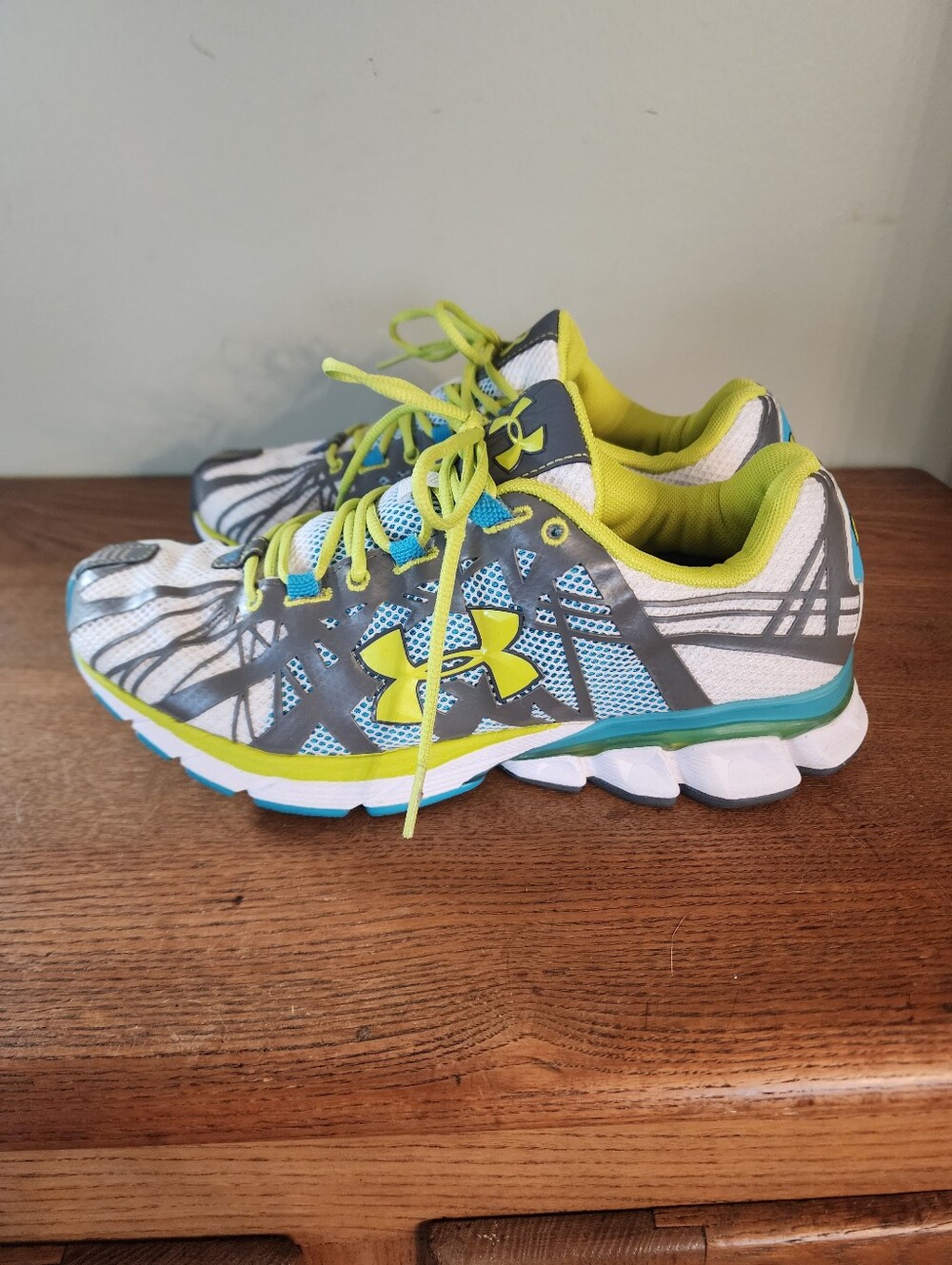 Women's Under Armor Run Sz 9 Running Shoes